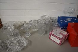 MIXED LOT : VARIOUS CLEAR GLASS VASES, BOWLS PLUS COLLECTION OF BOXED DRINKING GLASSES TO INCLUDE