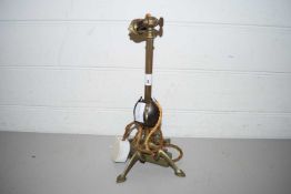 ARTS & CRAFTS STYLE BRASS AND COPPER TABLE LAMP WITH FOUR FOOTED BASE