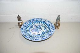 MIXED LOT COMPRISING A PAIR OF SMALL SILVER PEPPERETTES PLUS A FURTHER IZNIK PLATE (A/F)