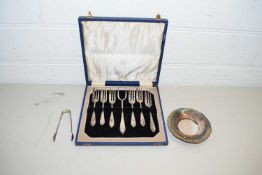 MIXED LOT COMPRISING CASED SET OF SILVER PLATED CAKE FORKS, SMALL SILVER SUGAR NIPS AND A FURTHER