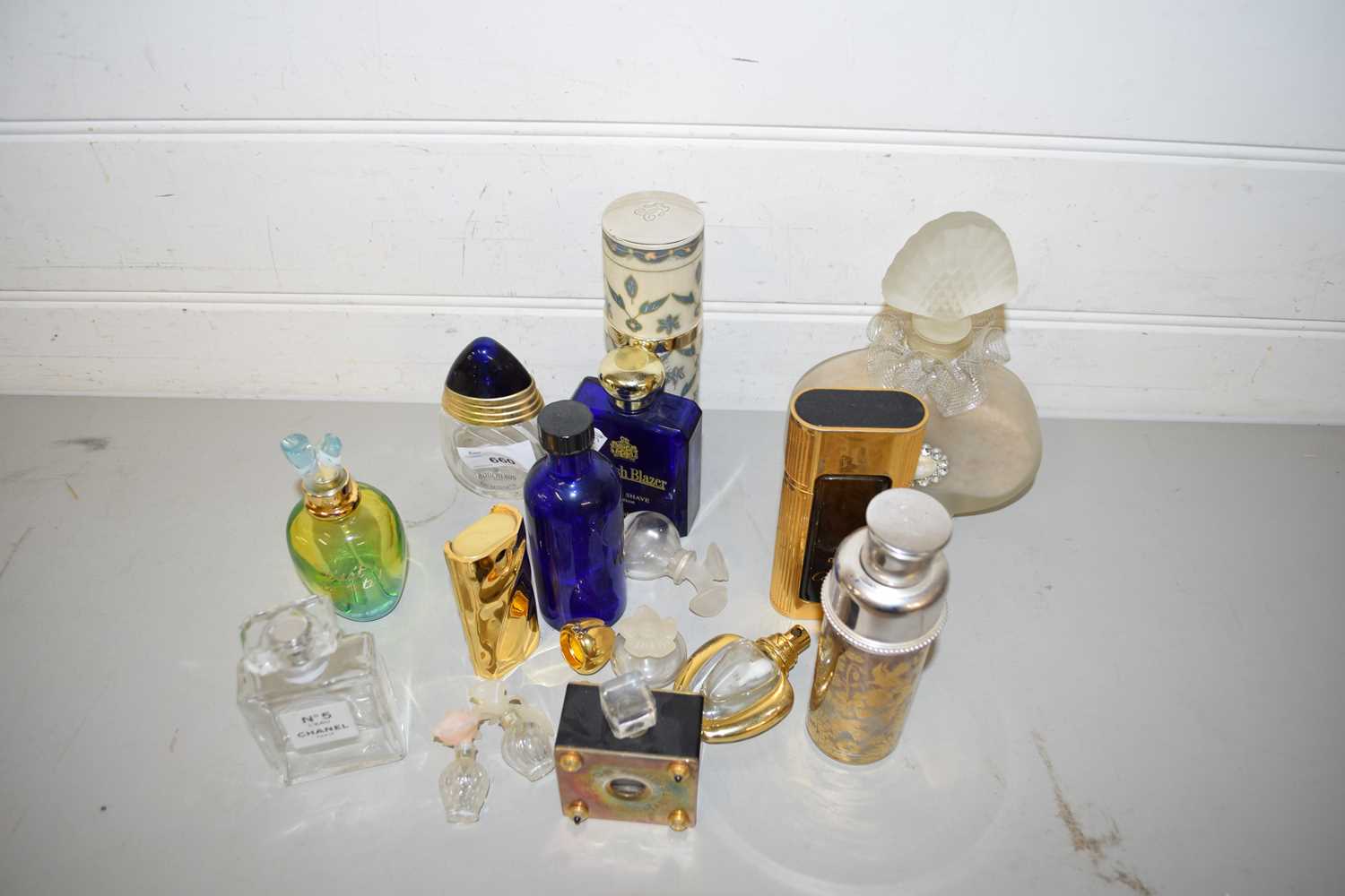 MIXED LOT OF PERFUME BOTTLES