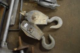 TWO LIFTING HITCHES WITH PULLEYS