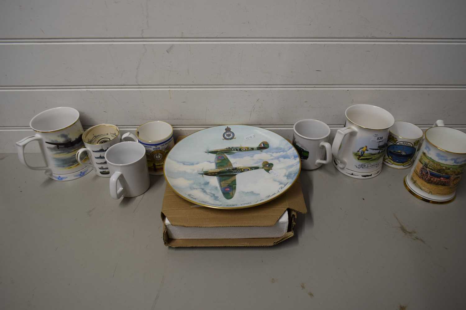 COLLECTION OF VARIOUS MUGS TO INCLUDE ROYAL AIR FORCE COMMEMORATIVE EDITIONS PLUS SIMILAR PLATES