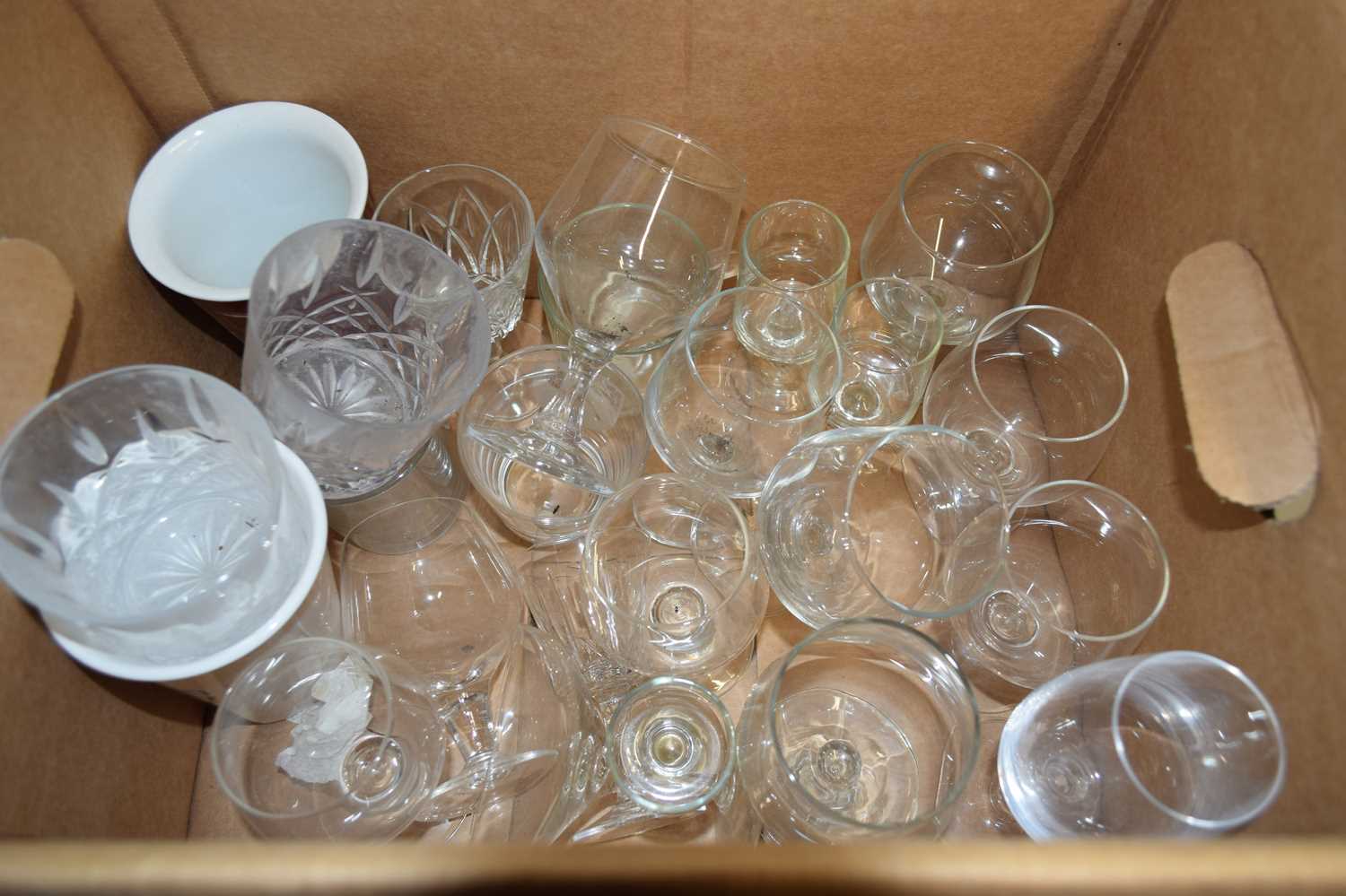 BOX OF DRINKING GLASSES