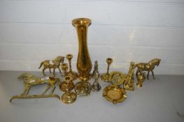 MIXED LOT: VARIOUS SMALL BRASS CANDLESTICKS, BRASS HORSES AND OTHER ITEMS