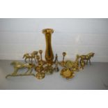 MIXED LOT: VARIOUS SMALL BRASS CANDLESTICKS, BRASS HORSES AND OTHER ITEMS