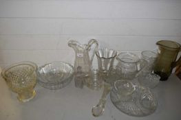 MIXED LOT: VARIOUS GLASS WARES TO INCLUDE RANGE OF BOWLS, JUGS AND OTHER ITEMS