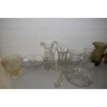 MIXED LOT: VARIOUS GLASS WARES TO INCLUDE RANGE OF BOWLS, JUGS AND OTHER ITEMS