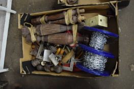 BOX OF MIXED WORKSHOP CLEARANCE ITEMS TO INCLUDE DOOR HANDLES, CHAINS, TURNED WOODEN FURNITURE