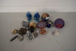 VARIOUS PAPERWEIGHTS TO INCLUDE PERTHSHIRE PLUS VARIOUS MINERAL SAMPLES, FOSSILS ETC