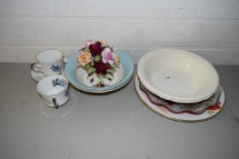 MIXED LOT: VARIOUS CERAMICS TO INCLUDE A ROYAL ALBERT OLD COUNTRY ROSES MODEL, SILVER WEDDING CUPS