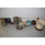 MIXED LOT: VARIOUS HOUSEHOLD WARES TO INCLUDE AN ECO POT MAKER, A JARDINIERE, VARIOUS CERAMICS,