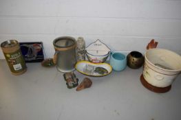 MIXED LOT: VARIOUS HOUSEHOLD WARES TO INCLUDE AN ECO POT MAKER, A JARDINIERE, VARIOUS CERAMICS,