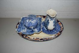 MIXED LOT: VARIOUS BLUE AND WHITE CERAMICS, OVAL MEAT PLATE AND OTHER ITEMS