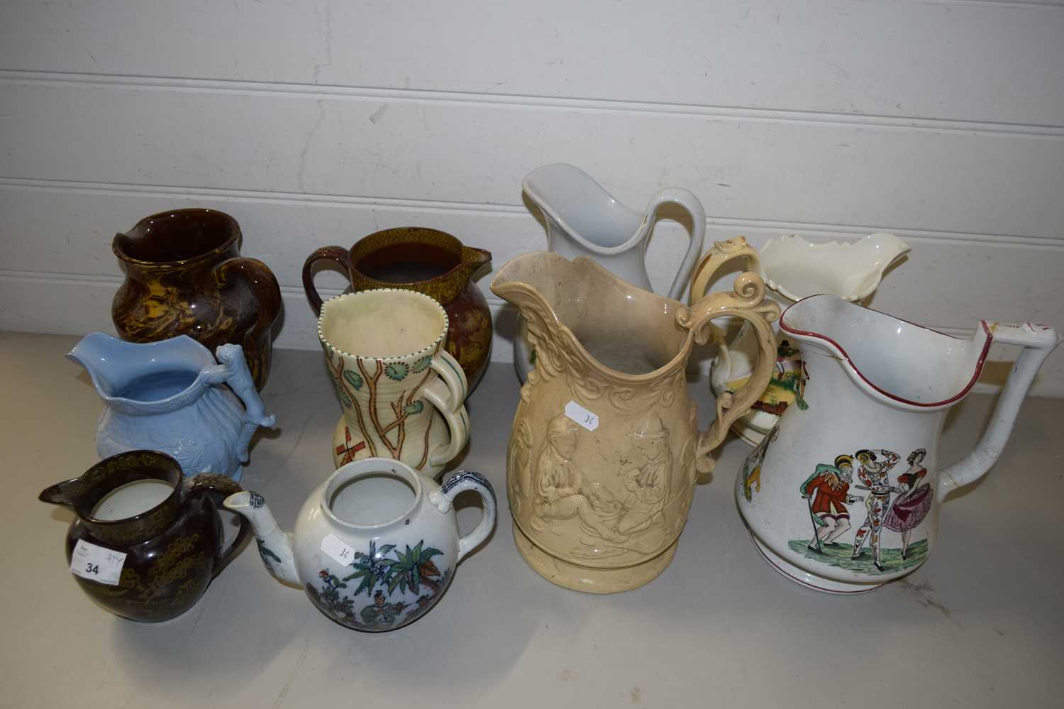 MIXED LOT VARIOUS VICTORIAN AND LATER CERAMICS TO INCLUDE RANGE OF DECORATED JUGS, TEA POT ETC