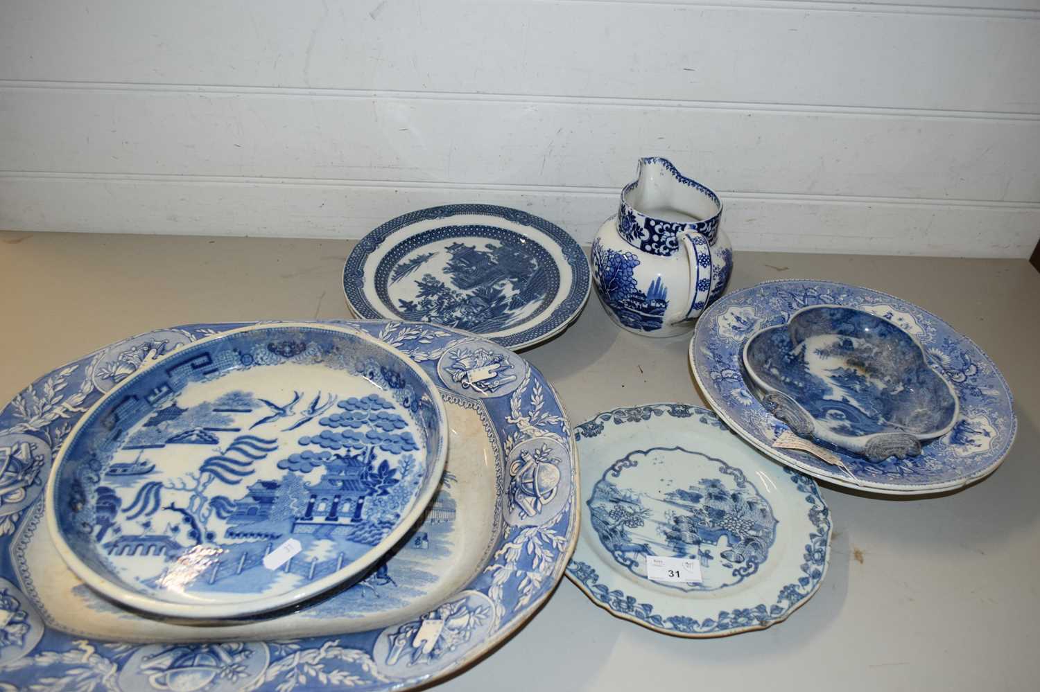VARIOUS BLUE AND WHITE CERAMICS TO INCLUDE 18TH CENTURY CHINESE PLATE WITH STAPLED REPAIR, VICTORIAN