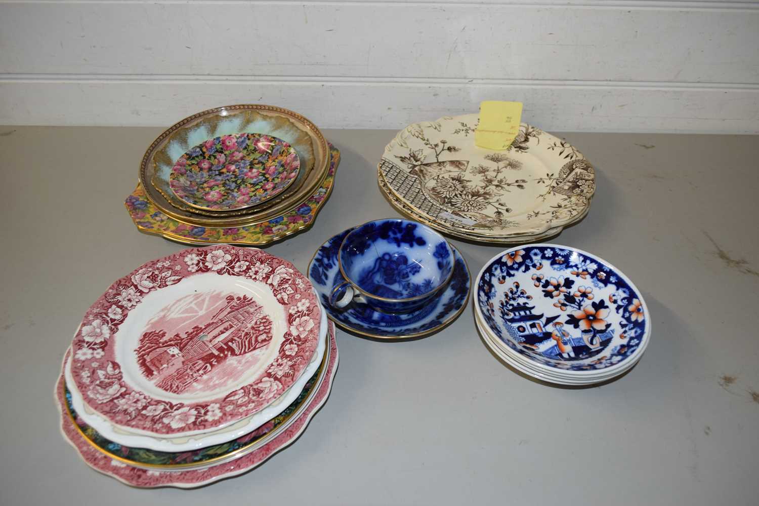 MIXED LOT OF VARIOUS VICTORIAN AND LATER CERAMICS TO INCLUDE DECORATED PLATES, CAKE STAND, TEA WARES