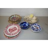 MIXED LOT OF VARIOUS VICTORIAN AND LATER CERAMICS TO INCLUDE DECORATED PLATES, CAKE STAND, TEA WARES