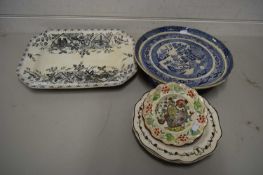 MIXED LOT COMPRISING WILLOW PATTERN CAKE STAND, OCTAGONAL VICTORIAN MEAT PLATE AND FURTHER CERAMICS
