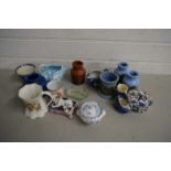 MIXED LOT OF VARIOUS CERAMICS TO INCLUDE A SMALL PILKINGTON LANCASTRIAN VASE, DECORATED MUSTARD