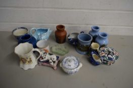 MIXED LOT OF VARIOUS CERAMICS TO INCLUDE A SMALL PILKINGTON LANCASTRIAN VASE, DECORATED MUSTARD