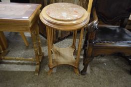 20TH CENTURY OVAL SIDE OR LAMP TABLE, THE TOP INSET WITH MARBLE, 52CM WIDE