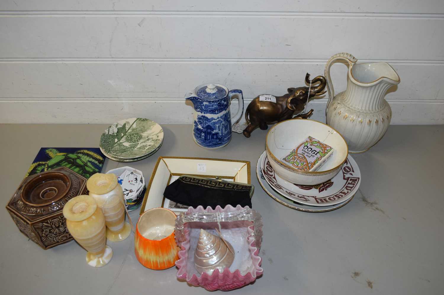 MIXED LOT TO INCLUDE FRILLED GLASS BOWL, MODEL ELEPHANT, VARIOUS DECORATED PLATES, POLISHED STONE