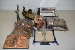 MIXED LOT VARIOUS METAL WARES TO INCLUDE SILVER PLATED ENTREE DISH, COPPER KETTLE, METAL PHOTO