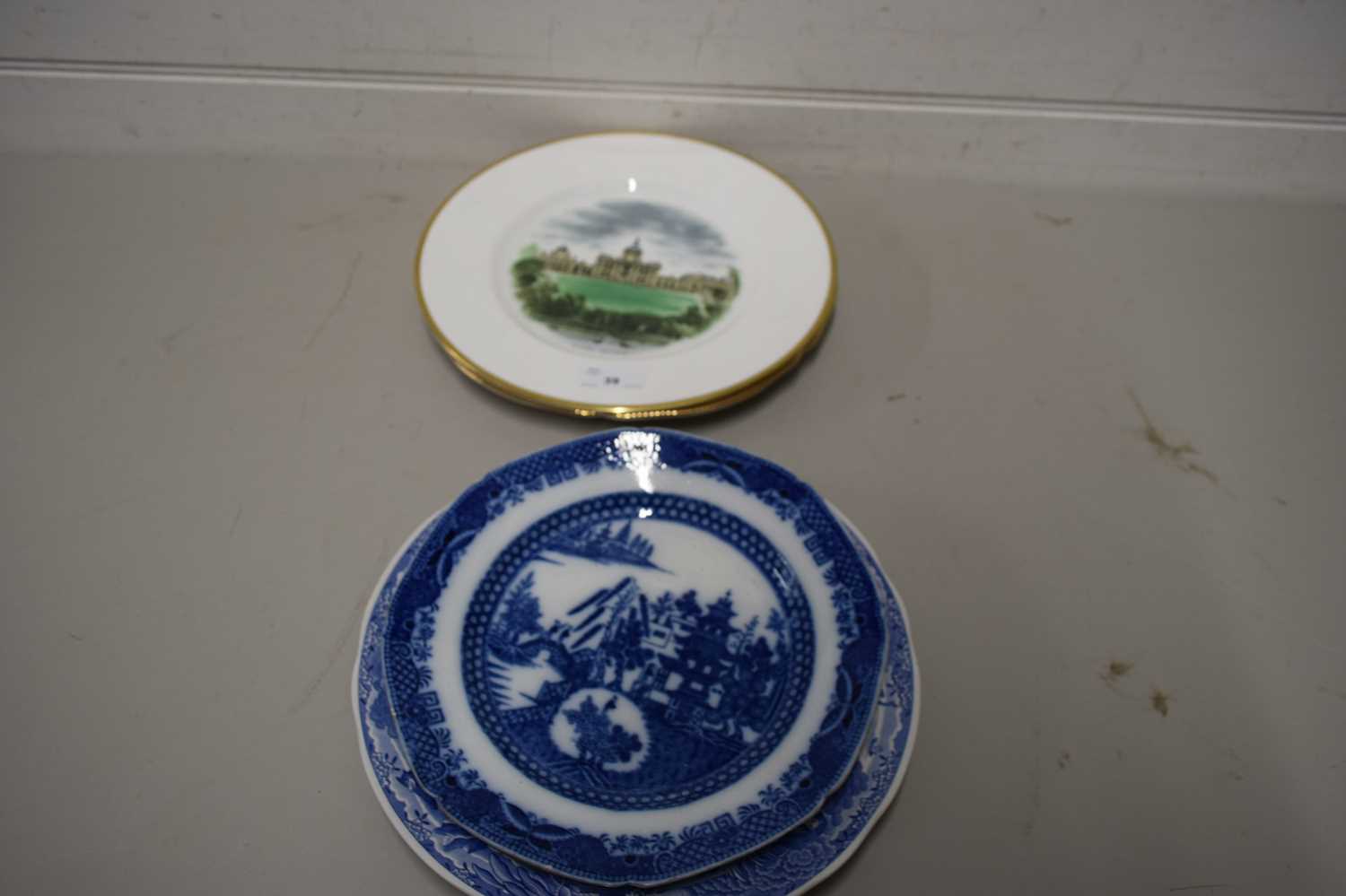 MIXED LOT VARIOUS DECORATED PLATES TO INCLUDE 19TH CENTURY WILLOW PATTERN PLATE AND OTHERS