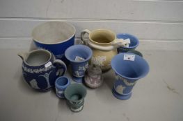 MIXED LOT VARIOUS JASPERWARE AND OTHER SIMILAR ITEMS TO INCLUDE VARIOUS JUGS, JARDINIERE, VASES ETC