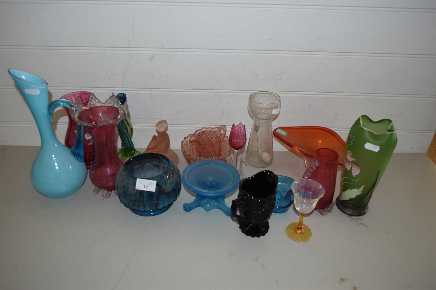 MIXED LOT VARIOUS VICTORIAN AND LATER COLOURED GLASS WARES TO INCLUDE VASES, DISHES ETC