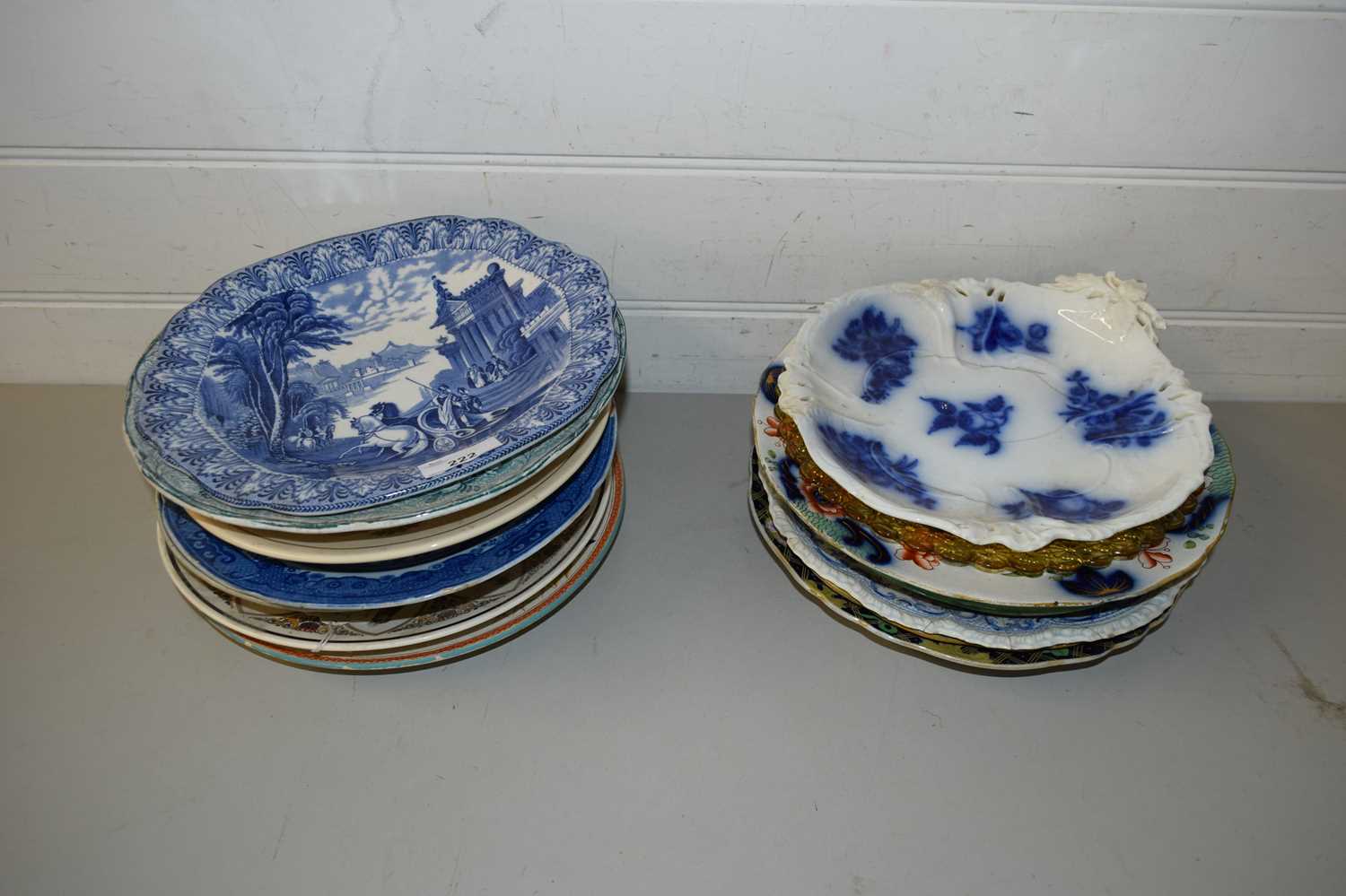 MIXED LOT OF VARIOUS 19TH CENTURY AND LATER DECORATED PLATES
