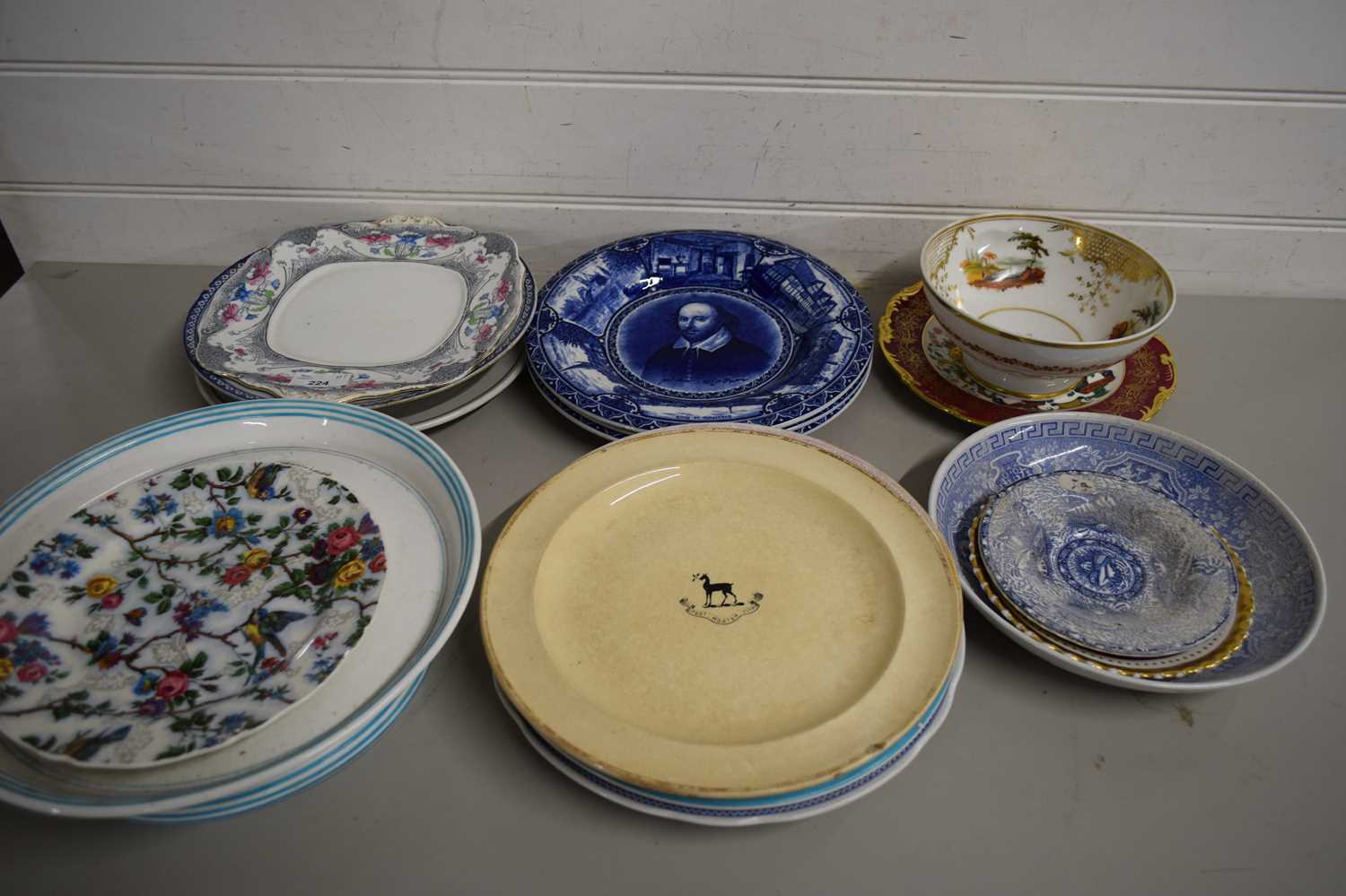 MIXED LOT VARIOUS 19TH CENTURY AND LATER CERAMICS TO INCLUDE DECORATED PLATES, GILT DECORATED SLOP