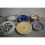 MIXED LOT VARIOUS 19TH CENTURY AND LATER CERAMICS TO INCLUDE DECORATED PLATES, GILT DECORATED SLOP