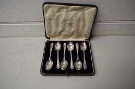 CASED SET OF SIX SHEFFIELD HALLMARKED SILVER TEA SPOONS IN FITTED CASE