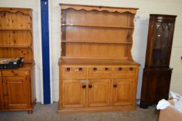 20TH CENTURY CRAFTSMAN MADE KITCHEN DRESSER WITH TWO SHELF BACK OVER A BASE WITH THREE DRAWERS AND