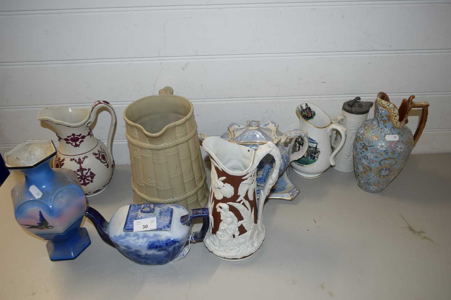 MIXED LOT VARIOUS VICTORIAN AND LATER CERAMICS TO INCLUDE A DOULTON JUG, A BLUE AND WHITE PATENT TEA