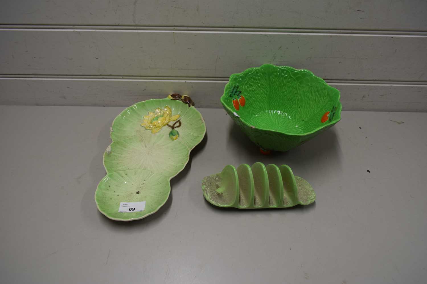 MIXED LOT COMPRISING A CARLTON WARE LILY PAD DISH, A FURTHER ROYAL WINTON TOAST RACK AND A FURTHER