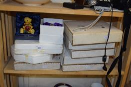 MIXED LOT COMPRISING AN OLD TUPTON WARE MODEL TEDDY BEAR, BOXED COMMEMORATIVE BELL AND VARIOUS