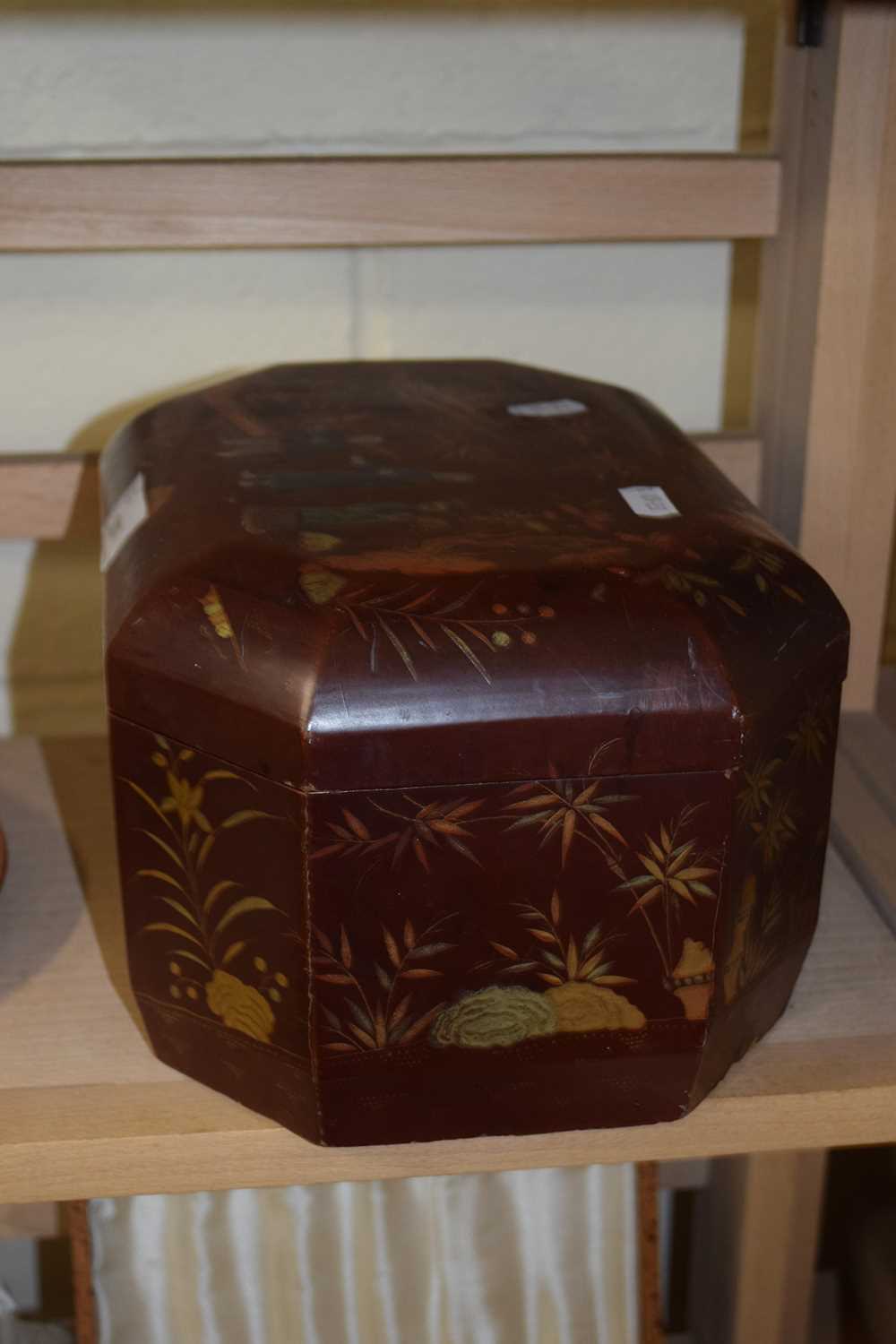 CHINESE OCTAGONAL LACQUERED BOX DECORATED WITH FIGURES