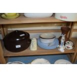 MIXED LOT VARIOUS ASSORTED CERAMICS TO INCLUDE CASSEROLE DISH, TOAST RACK, ORNAMENTS, ETC