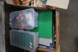 BOX CONTAINING LARGE QUANTITY OF LEGO