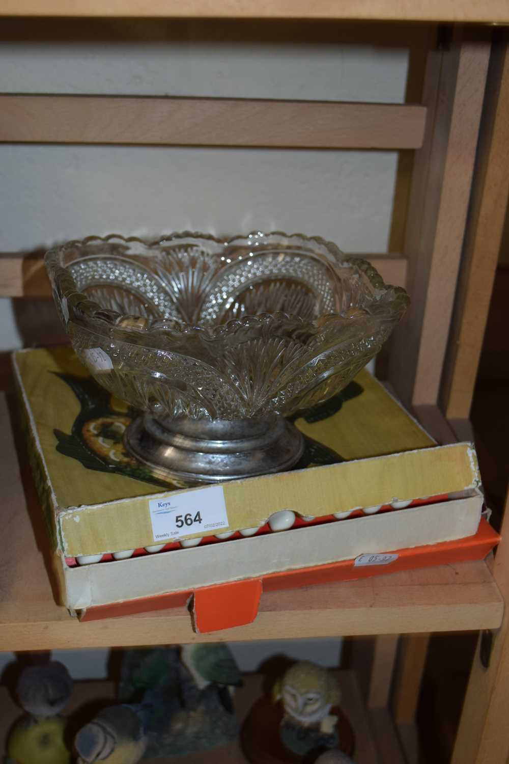 MIXED LOT VINTAGE CASED CUTLERY AND A GLASS BOWL