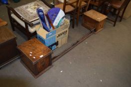 EARLY 20TH CENTURY OAK FIRE FENDER WITH STORAGE BOXES TO EACH SIDE