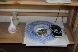 MIXED LOT COMPRISING A SPODE CAKE STAND, WEDGWOOD JASPERWARE TRINKET TRAYS AND FURTHER SMALL VASES