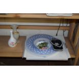 MIXED LOT COMPRISING A SPODE CAKE STAND, WEDGWOOD JASPERWARE TRINKET TRAYS AND FURTHER SMALL VASES