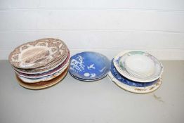 MIXED LOT OF VARIOUS 19TH CENTURY AND LATER DECORATED PLATES AND BOWLS TO INCLUDE A PAIR OF JAPANESE
