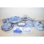 MIXED LOT OF 19TH CENTURY AND LATER BLUE AND WHITE WARES TO INCLUDE DOUBLE HANDLED BOWLS, SMALLER