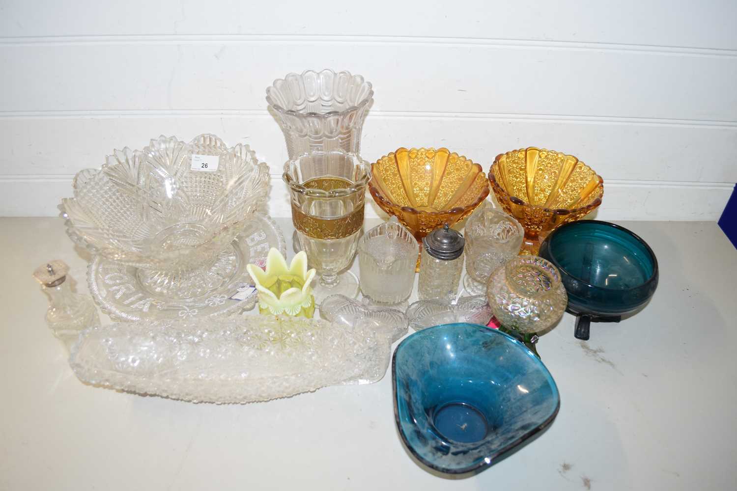 MIXED LOT OF GLASS WARES TO INCLUDE BOWLS, VASES ETC