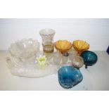 MIXED LOT OF GLASS WARES TO INCLUDE BOWLS, VASES ETC